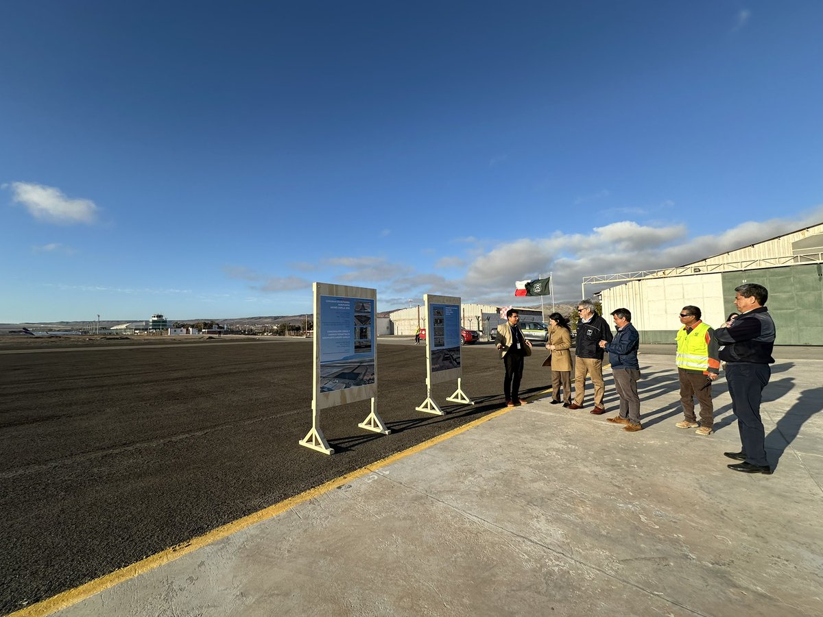 MOPAntofagasta's tweet photo. 📍#Antofagasta | ✈️ Junto a la directora nacional de Aeropuertos, Claudia Silva y el seremi @Pedro_BarriosC, visitamos la base aérea Cerro Moreno y recorrimos el Aeropuerto Andrés Sabella, planificando las obras de 2025 🙌🏻

#ChileAvanza https://t.co/XsZHwDcdes