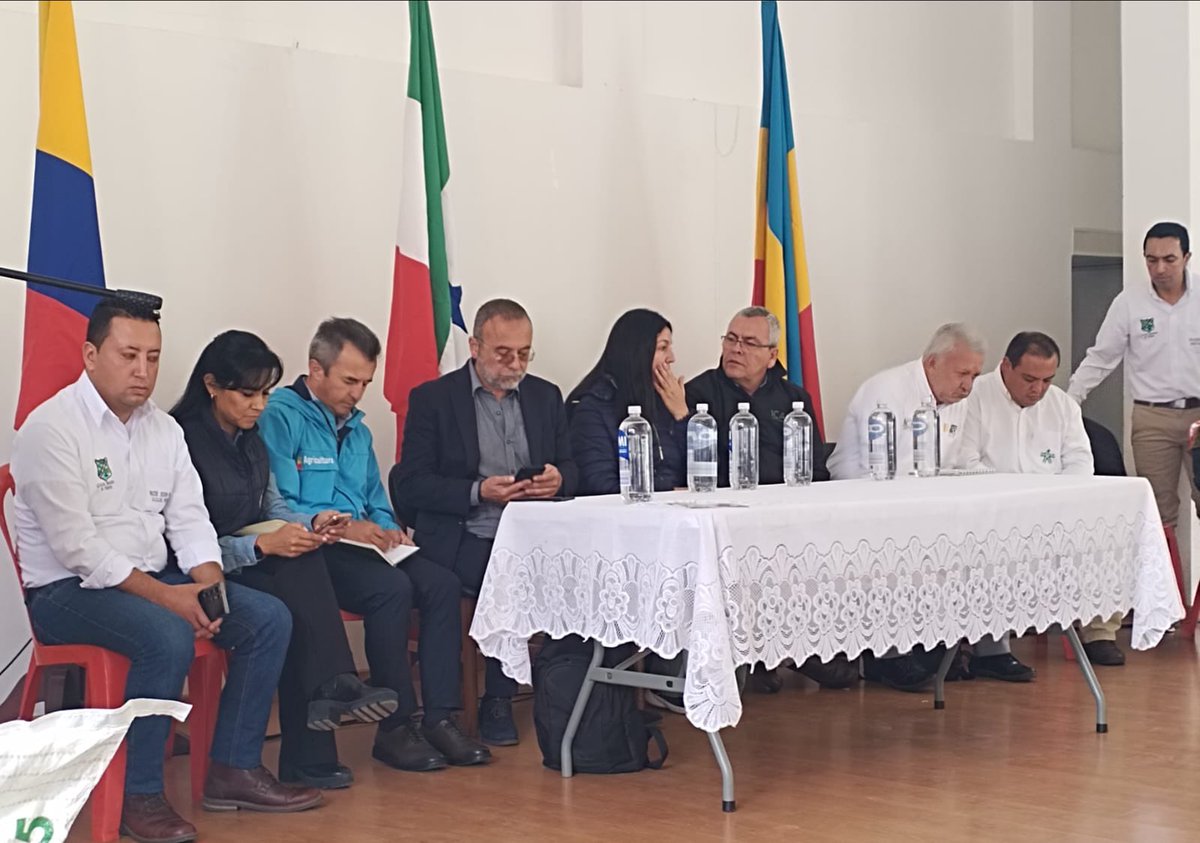 En el municipio de #Fúquene participamos en el #ForoCampesino🧑‍🌾 , liderado por <a href="/ANUC_COLOMBIA/">ANUC NACIONAL</a> y con el acompañamiento de la viceministra de Asuntos Agropecuarios, <a href="/GeidyOrtegaT/">GeidyOrtegaT</a>, entidades nacionales y departamentales con el objetivo de abordar la situación de la cadena láctea.