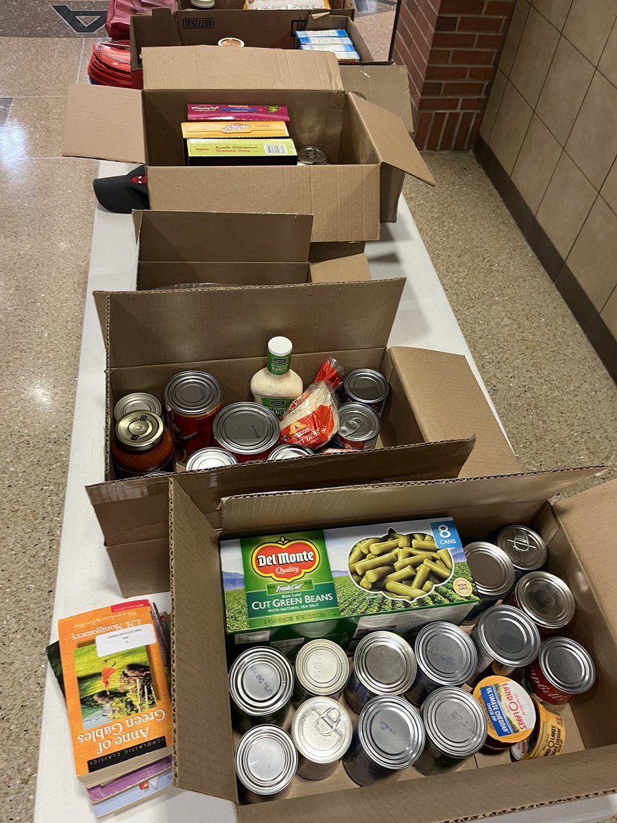CVLittleLynx's tweet image. Wow! We sent out a request to our families for canned food for New Horizons. So many took action and brought items to be donated! Our community benefits from the action we took! Thank you! #thinkglobalactlocal  #cbcsd #IBpyp