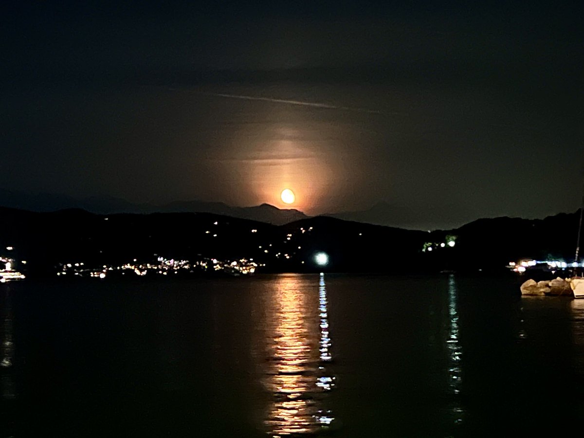 Che fai tu, luna, in ciel? dimmi, che fai,
Silenziosa luna?

#luna #moon #night #photography #portovenere #sky #nightsky #moonlight