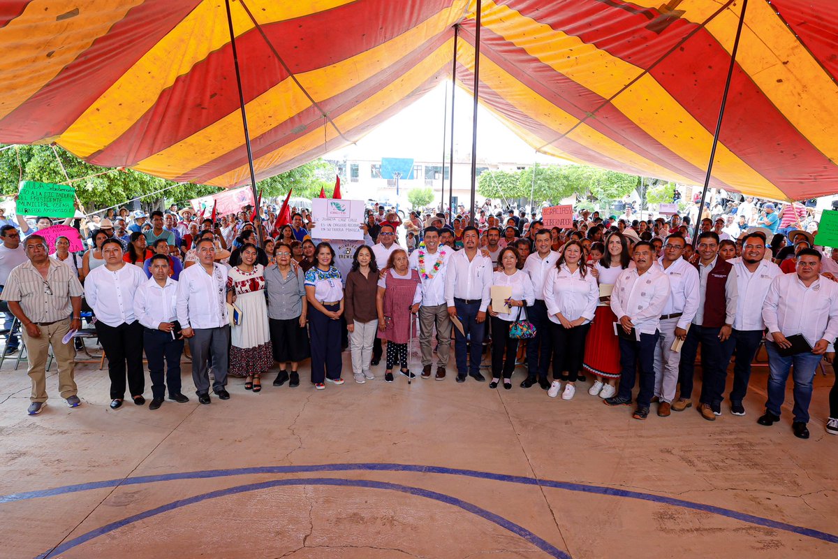 Para iniciar su gira de este jueves, el Gobernador <a href="/salomonj/">Salomón Jara Cruz</a> y la Presidenta Honoraria del <a href="/DIF_Oaxaca/">DIF Oaxaca</a>, <a href="/Irma_BolanosOax/">Irma Bolaños Quijano</a>, presentaron la estrategia Trabajo que Transforma tu Municipio en San José Ayuquila, donde se invertirá en diversos rubros para reparar la deuda histórica con