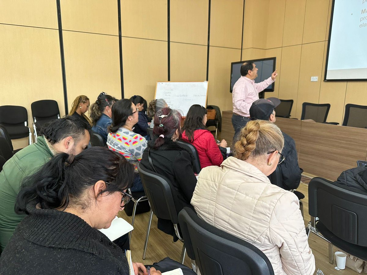 Hoy junto a la <a href="/camaracomerbog/">Cámara de Comercio de Bogotá</a> realizamos Taller de Costos con emprendedores usmeños para llevar su negocio a otro nivel. En este espacio aprendieron sobre:

👉🏻 Diferencia entre costos y gastos
👉🏻 Punto de equilibrio
👉🏻 Cómo leer estados de pérdidas y ganancias entre otros temas