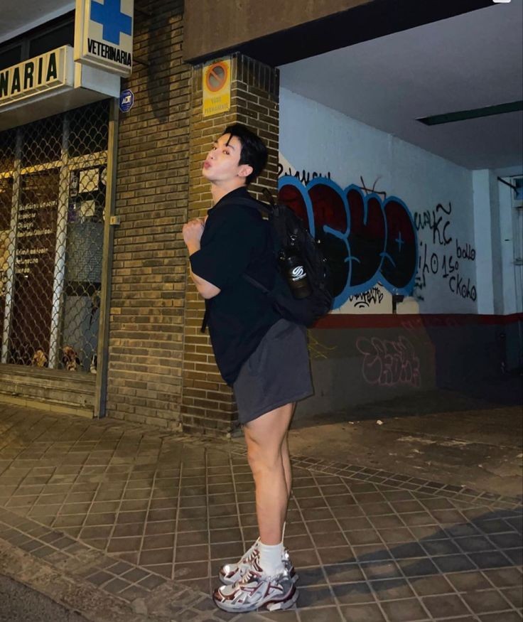 jsjsiby's tweet photo. 🐇 wild bunny spotted at night. No caso eu estou correndo em direção aos perigos noturnos hoje ㅋㅋㅋ (saindo pra comprar frango frito) https://t.co/WqIjdITaxc