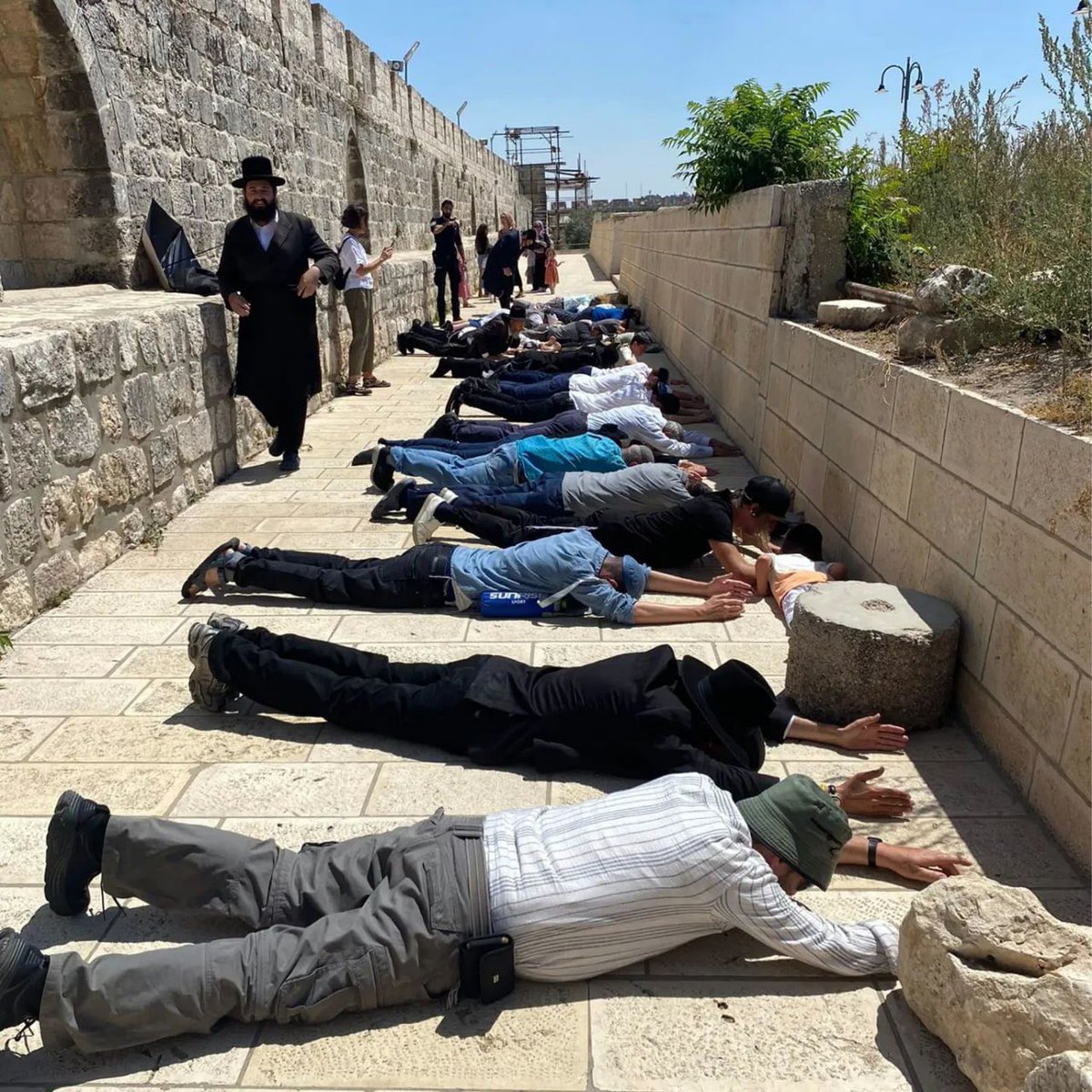 K4Yeshua's tweet image. Temple Institute on TG. #ThirdTemple #3rdTemple #Jerusalem 
“HISTORY: FREE AT LAST TO BOW DOWN ON THE TEMPLE MOUNT!”