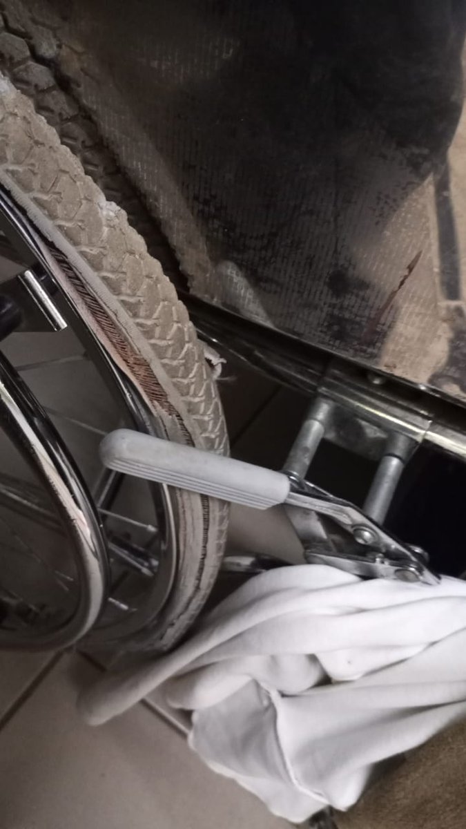 joyayala's tweet photo. Cada mes nos descuentan y cuando necesitamos usar los servicios nos tienen esperando horas en esta silla de ruedas en estado deplorable. @IPSParaguay  Ingavi... un desastre como siempre.
@ABCDigital 
@AM_1080 
@C9NParaguay 
@oscar_marandu 
@elnacionalpy 
@Telefuturo @nanduti https://t.co/bV6Qsynsoa
