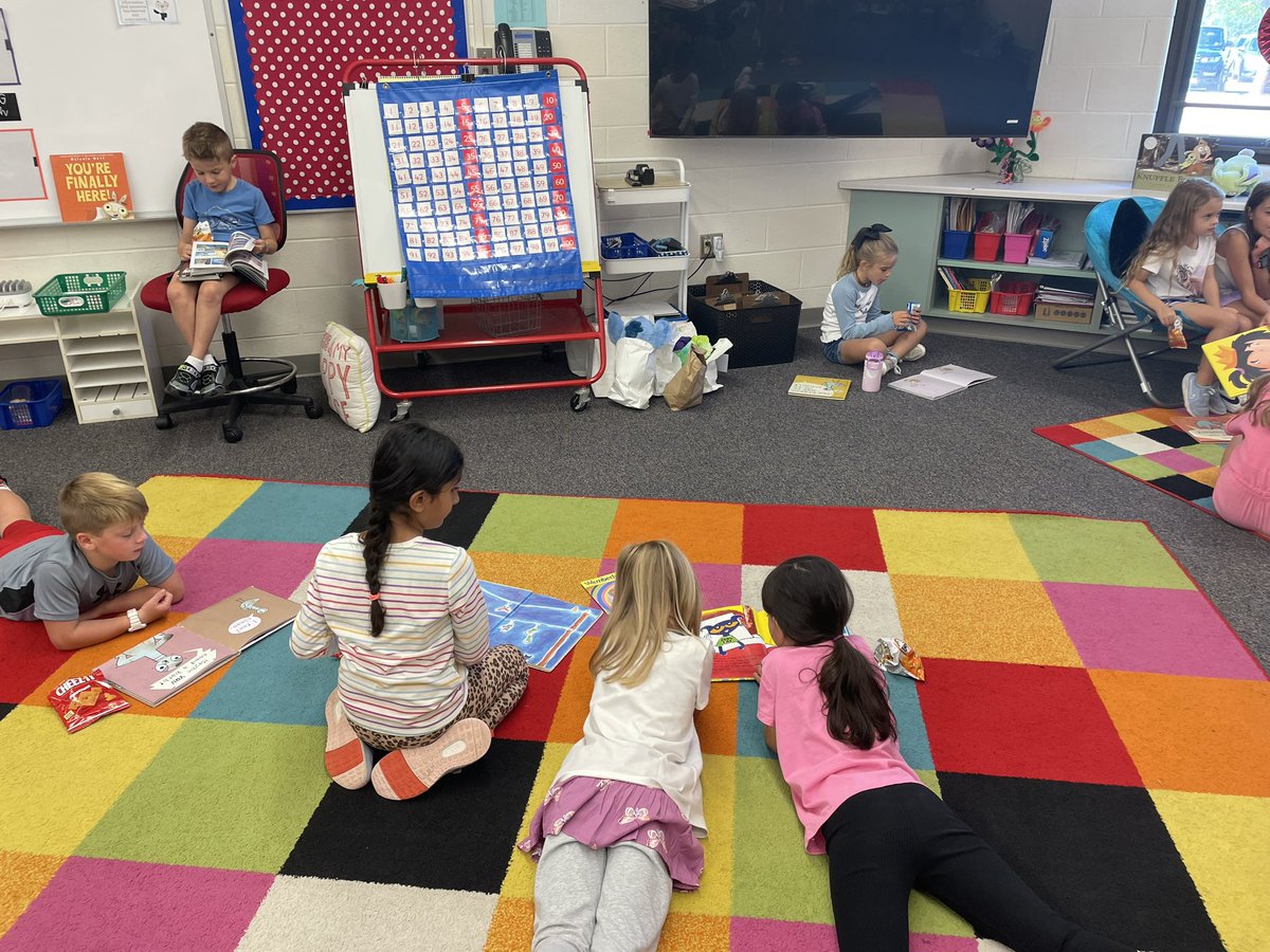 mrsneimeister's tweet photo. We LOVE to read! #secondgraderocks https://t.co/iEV8pulTuR