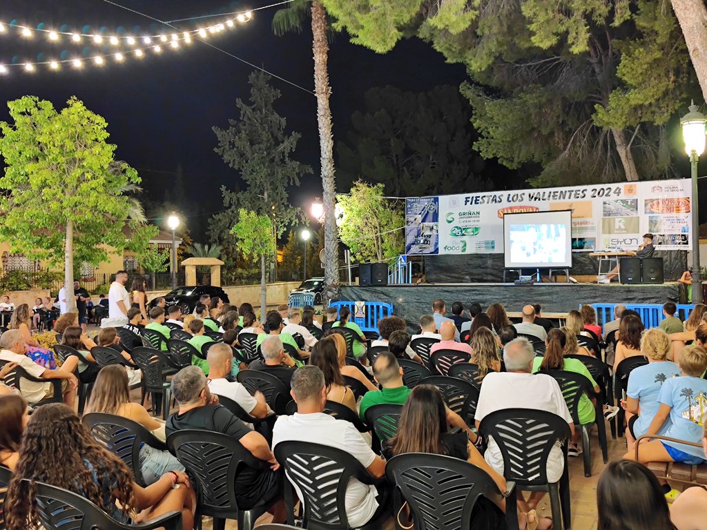 popularesmolina's tweet photo. 🔵 El 2° teniente de alcalde, @FranHernandezG (#PP), y los concejales @maria_haviles @juandepochiche han asistido esta noche al pregón de las fiestas patronales de #LosValientes.
👏🏻 Un pregón diferente que ha consistido en la proyección de un vídeo en el que los vecinos han narrado sus mejores recuerdos en la pedanía.