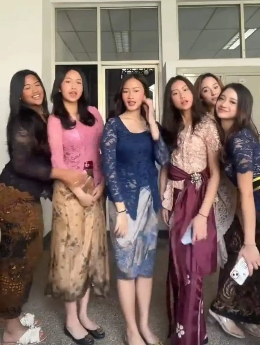 Tita83079013's tweet photo. Jangan takut diancam neraka, Jangan takut dibilang kafir, jangan takut orang tuanya masuk neraka kalau sehelai rambut anak perempuanya kelihatan. Lestarikan budaya pakaian bangsa kita sendiri. https://t.co/ZUnUF8pJcl