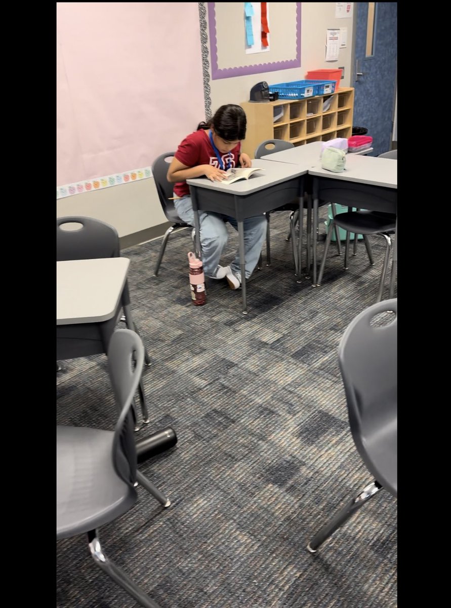 MsOlvera4's tweet photo. Establishing a strong reading routine ✅
#readersareleaders #RESrockets 🚀 https://t.co/1F9A7jhE2M