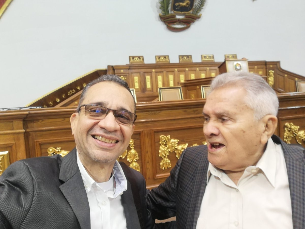 Aquí jubiloso, desde el hemiciclo de la #AN, por la vuelta al coso parlamentario del querido y admirado Cmdte Fernando Soto Rojas, viejo guerrillero inclaudicable en la lucha por el socialismo..!
Superando las emboscada d salud.. Larga vida y prosperidad!!