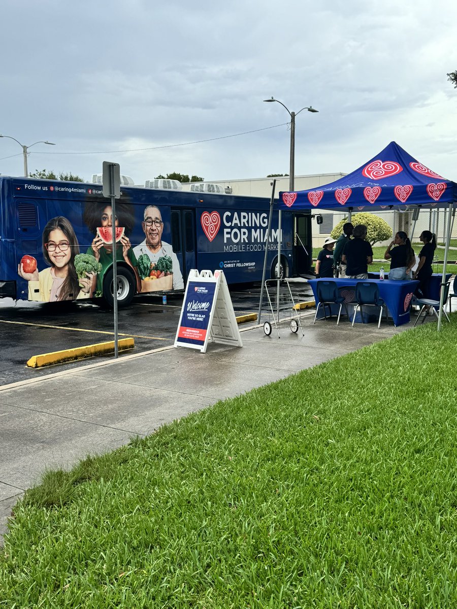 HomesteadSHS's tweet photo. Today we partnered with @caring4miami Food Market to supply fresh food to our students and their families! We are building and sustaining hunger-free communities together by providing easy access to nutrition. #exit1 💙🧡💙🧡 https://t.co/8ObHALPncL