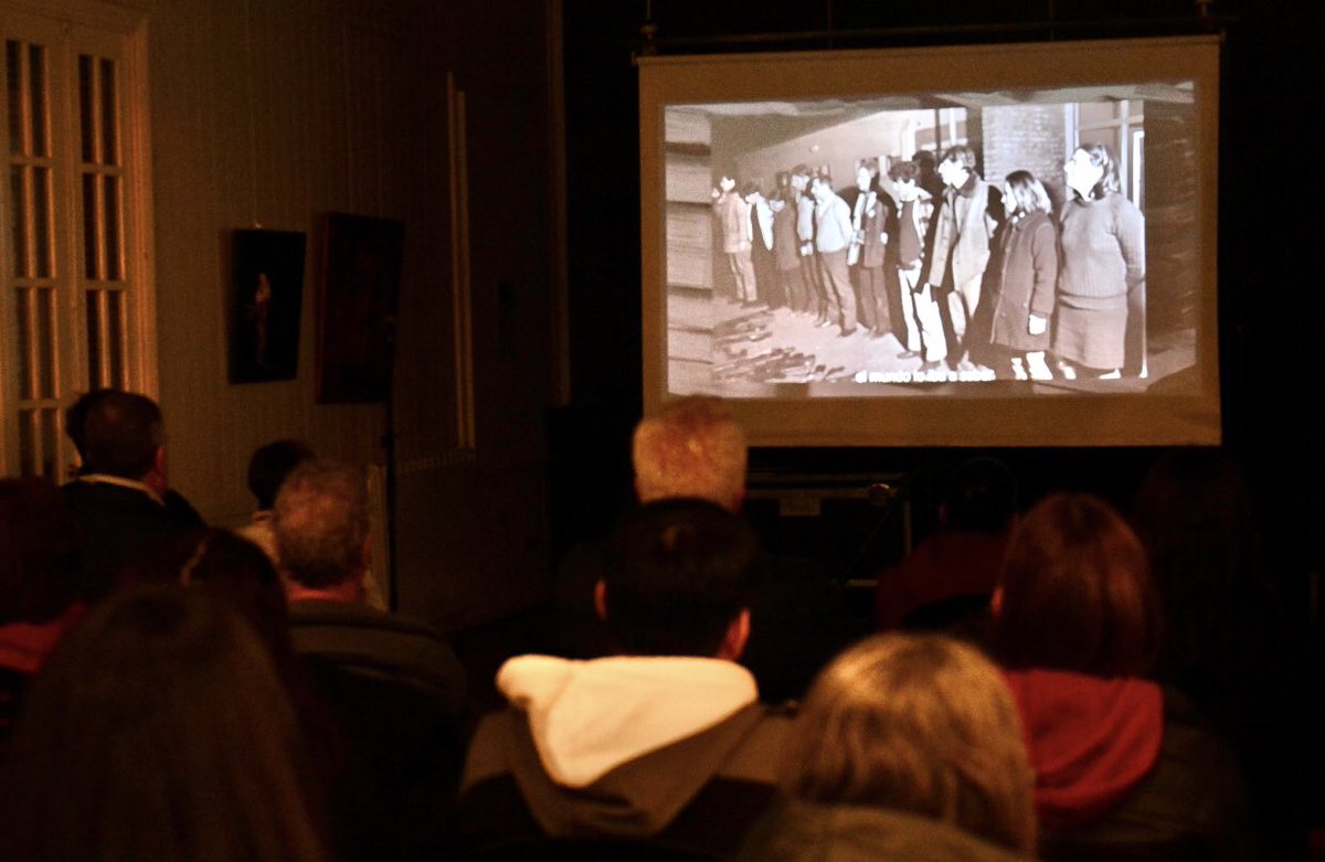 “Memoria de la Masacre”. Impecable trabajo de <a href="/JornadaWeb/">Diario Jornada</a> a 52 años del hecho. El documental, se proyecta en el Museo de Artes Visuales de Trelew. Foto <a href="/feldman_da/">Daniel Feldman</a> 👏