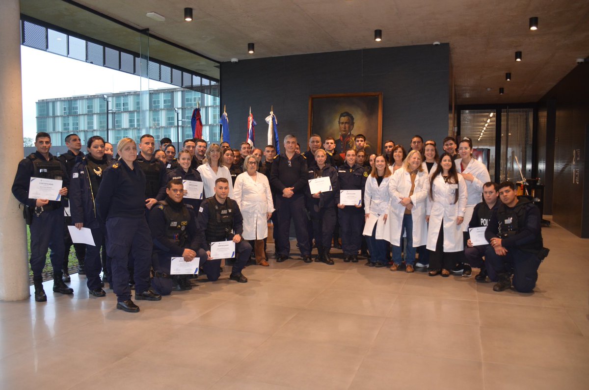 En el día de la fecha finalizaron las Jornadas de capacitación de “Taller de Parto” a 400 Policías de Jefatura de Montevideo, a cargo de personal de la Dirección Nacional de Sanidad Policial.
En los años 2023/2024 se capacitaron a 800 Policías..