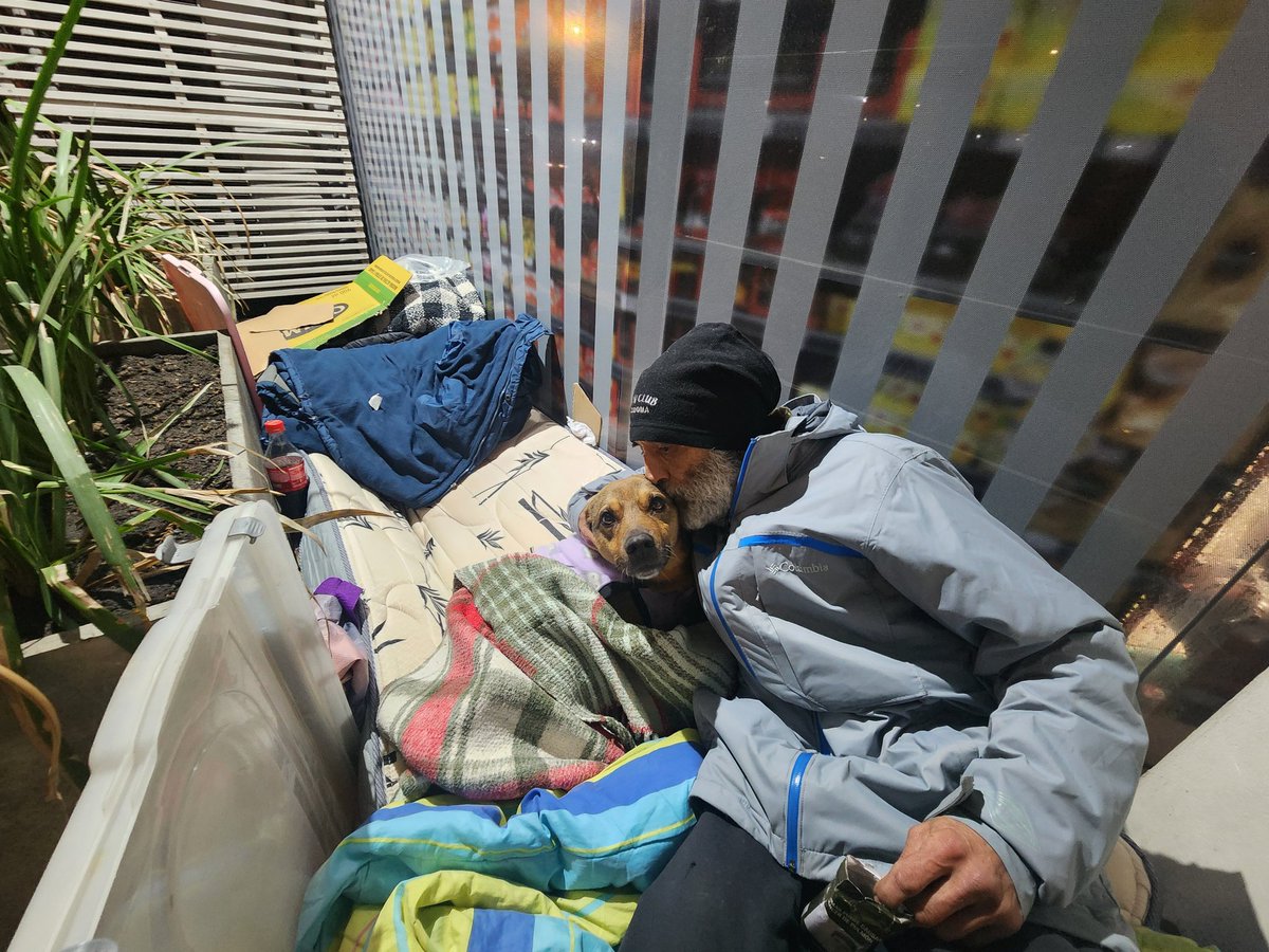 Cesar tiene 61 años, tiene Epoc, está en situación de calle y la pelea con el Toby, su perro. Lo llevaron detenido, lo soltaron, le tiraron todas sus cosas y quedó. Cuando lo llevaron preso, su mascota se subió con él. No quiere ser parte de refugios, quiere una solución.