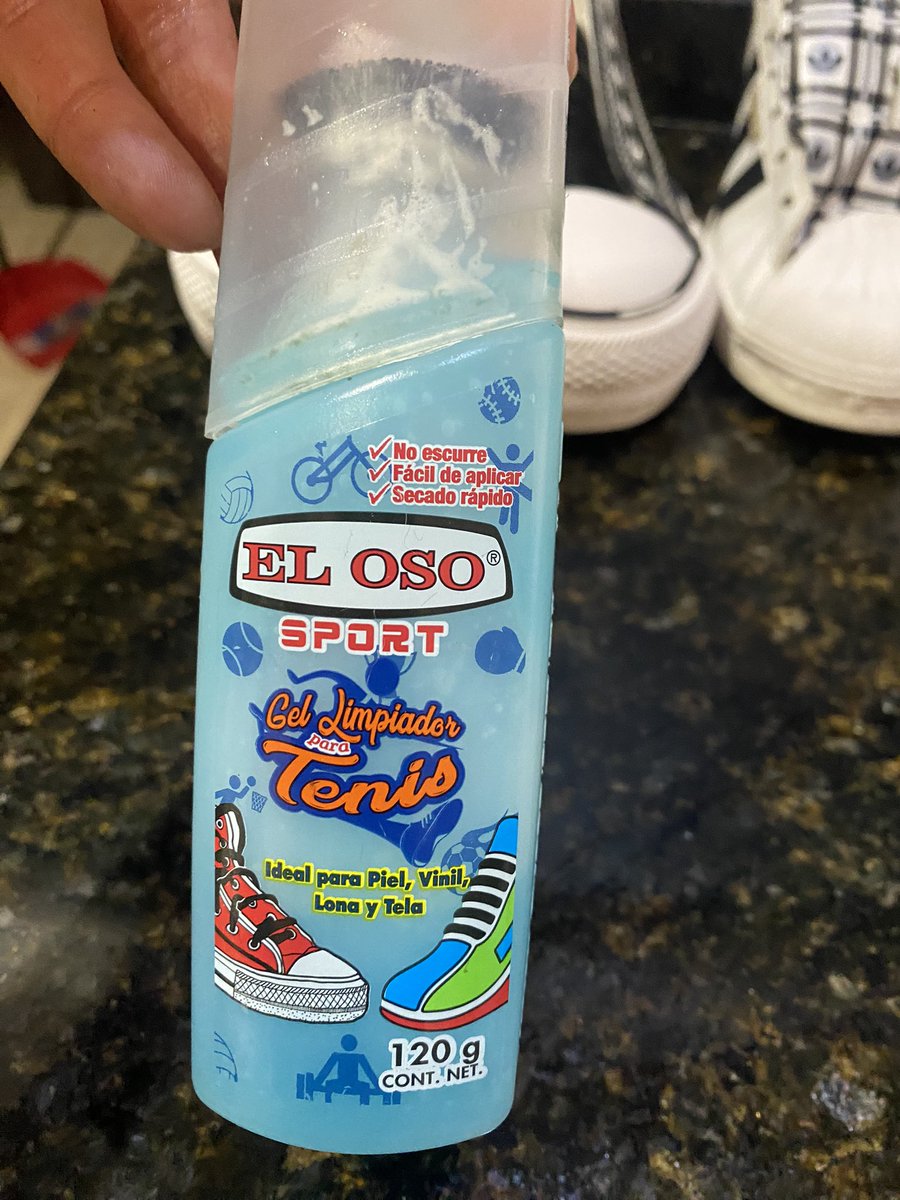 ladonastewart's tweet photo. Lo mejor para limpiar los tenis, de verdad no entiendo porque ahora pagan por que se los limpien cuando esto no pasa de 40 pesos https://t.co/Ola5XEbbEg