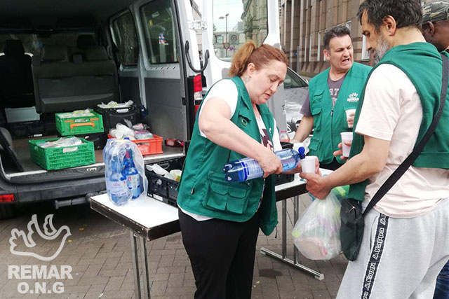 OngRemar's tweet photo. 🙏 Los Ángeles de Día de REMAR ofrecen más que comida: dan esperanza y una oportunidad de cambio. Apoyemos esta noble causa. #Solidaridad #AyudaHumanitaria #Esperanza #REMARONG 🔗 https://t.co/93CUSWvjfL https://t.co/Wu6ifsxYXs
