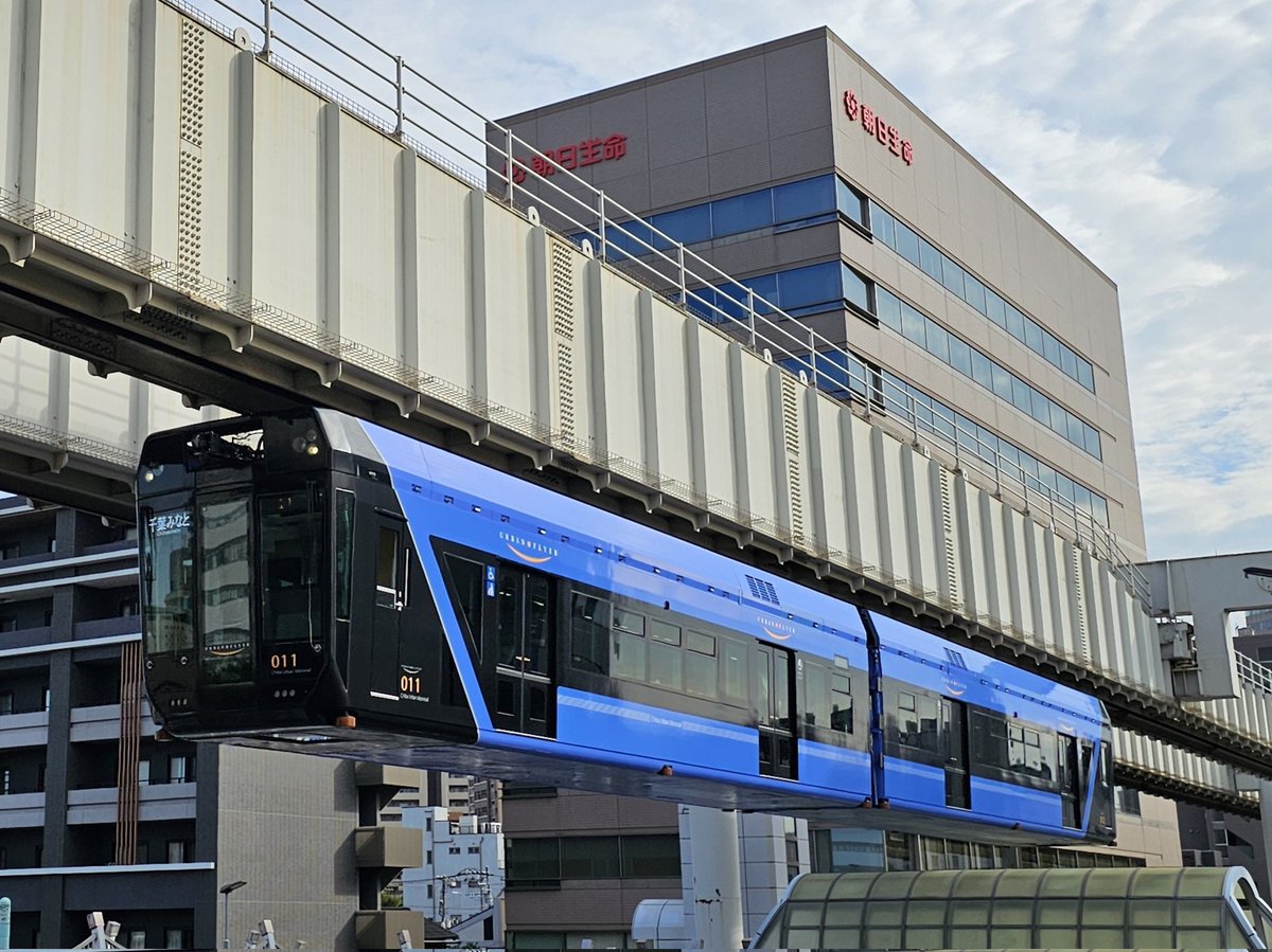 Chiba21Rock's tweet image. 2024/8/23（金）千葉都市モノレール朝
05 #25 アルティーリ千葉
07 #17 #大幹
11 #26
12 #21 牛乳普及啓発
21 #28 #Dotline
26 #19 #大宝地建 Ver.2
やっとDotline号が来て、2024夏の千葉都市モノレールはコンプ出来ました。両側でラッピングが違う！
なお#26 は素ノーマルになりました。貴重です。