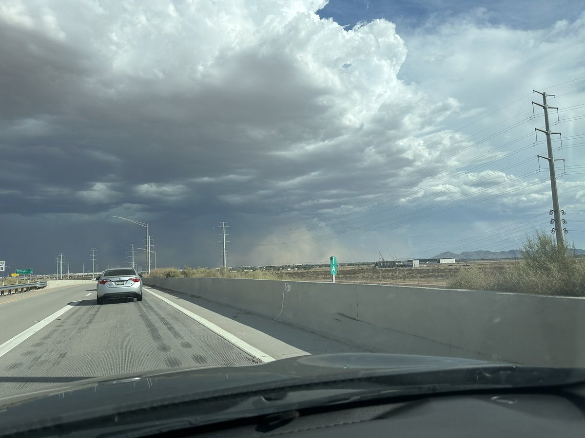 CyberNerd2014's tweet photo. A pretty good duststorm starting to form near Queen Creek @NWSPhoenix 
#azwx https://t.co/1fs59oh2W9