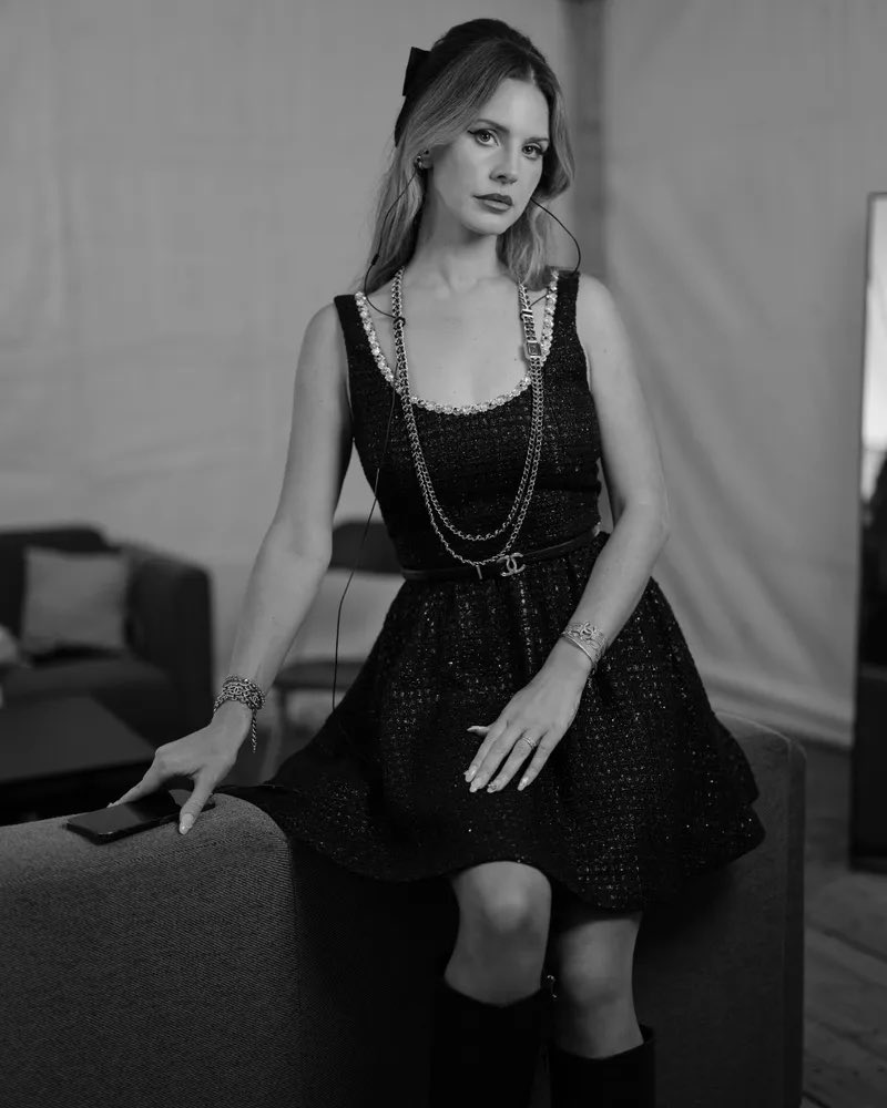 Lana Del Rey looking gorgeous in new photos. Obsessed with this look