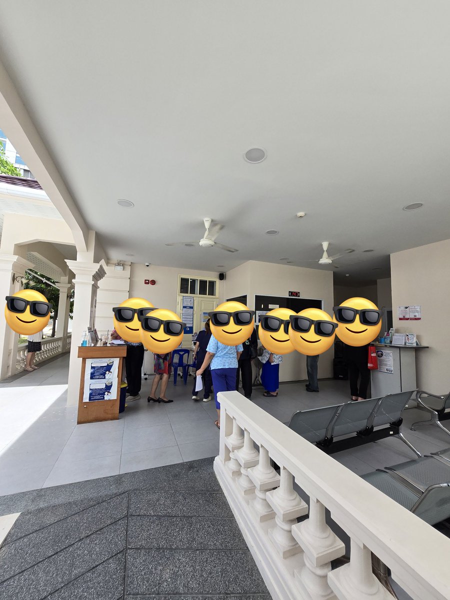 รีวิวการฉีดวัคซีน Mpox  ฉีดที่สถานเสาวภา ตึกราชูทิศ 
มาถึงหน้าตึกก็กดบัตรคิวก่อน แล้วกรอกแบบฟอร์มกับวัดความดันด้วยตัวเอง พอวัดเสร็จ จะมีบัตรคิวออกมา 2 ใบ ให้หยิบมาทั้ง 2 ใบ และเอาแบบฟอร์มที่กรอก + บัตรคิว + บัตรประชาชน ติดต่อเค้าเตอร์ในห้องกระจกหน้าตึกก่อน