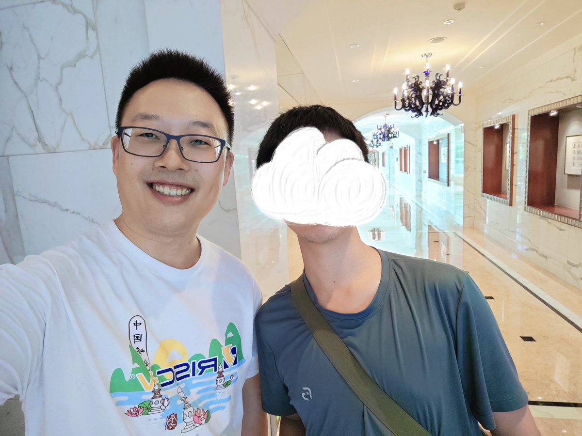 MariaAdaptivSys's tweet photo. 和 @lazyparser 吴伟老师合影 https://t.co/8MFxtecutd