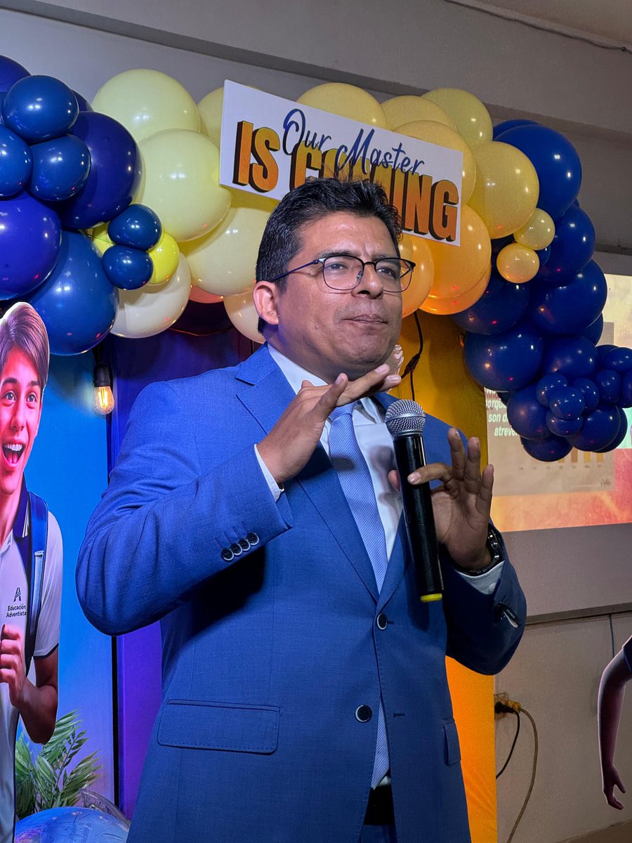 EducacionUPN's tweet photo. Durante el programa de lanzamiento de #Matrícula2025, el Pr. Daniel Montalvan, presidente de @AdventistasUPN, presentó desafíos que se extienden hasta el año 2027, enfocados en ➕: más estudiantes, más instituciones y más misión. 🙏🏻📚
#OurMasterIsComing 👑 https://t.co/98W0lVINNZ