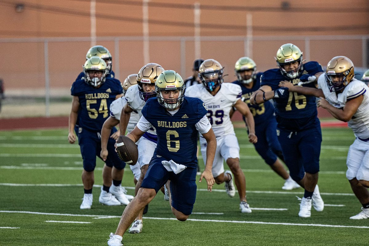 JBABulldogs's tweet photo. 🚨🦴🐾🏆🐾🦴🚨

Bulldogs with a great showing at tonight’s Scrimmage vs a tough San Benito Squad! We want to wish San Benito a great year!! On to Week 1 vs Northside-Marshall!!! 

#WeAreOneBulldogNation
#TheAlexanderWay
#BuildingChampions
#BulldogBITE
#Defend3600EDelMarBlvd https://t.co/N626091yt1