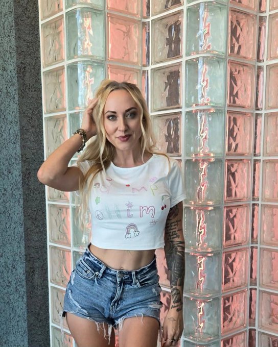 Dump Him 💔 Date me https://t.co/1pE5yGt31k<a href="/tag/mvsales"class="tags"><span>#mvsales</span></a>