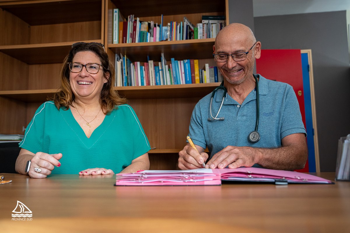 ProvinceSud's tweet photo. La #provinceSud a ouvert un centre de consultations médicales non-programmées au #MontDore Sud. La mise en place de cette permanence médicale est très attendue par la population de la commune déjà très lourdement impactée par les #ExactionsDu13Mai et le blocage de la RP1.
@SoniaBackes, la présidente de l’assemblée de la province Sud a signé ce vendredi matin, l’acte d’acquisition du cabinet médical « Espace Santé de la Corniche » situé au Vallon-Dore. Cette acquisition permet à la collectivité de mettre ces locaux à disposition des professionnels de santé et d’instaurer une permanence médicale le week-end. Ce projet est le fruit d’un travail de coordination entre différents partenaires et l’État représenté par Gregory Lecru, le #CommissaireDéléguéDeLaRépublique pour la province Sud, qui met à disposition un équipe composée d’un médecin et d’un infirmier de la
@SecCivileFrance qui interviendra dans le cadre de ce centre de consultations médicales non-programmées.