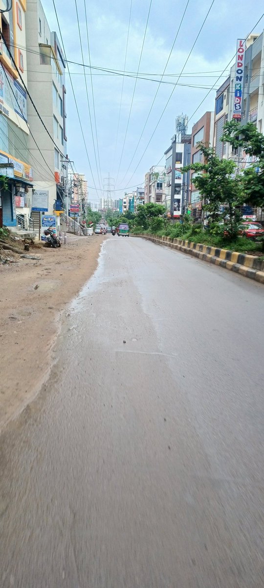 DharmeshRathor's tweet photo. @GHMCOnline @CommissionrGHMC @PrlsecyMAUD @TelanganaCMO @TelanganaCS @GhmcMayoroffice @ZC_SLP @ZC_Khairatabad @ZC_Secunderabad @ZC_Kukatpally1 @ZC_LBNagar @GHMCOnline , @CommissionrGHMC , Road stretch from Gokul plots X road till Mahindra Ashwita, KPHB ph 9 was dug 5 months ago for pipeline repair. Roads still not build or fixed. Conditions r worse in rains, been more than 6 months. @GandhiArekapudi , @revanth_anumula , @INCIndia https://t.co/GAIL2PvgB0