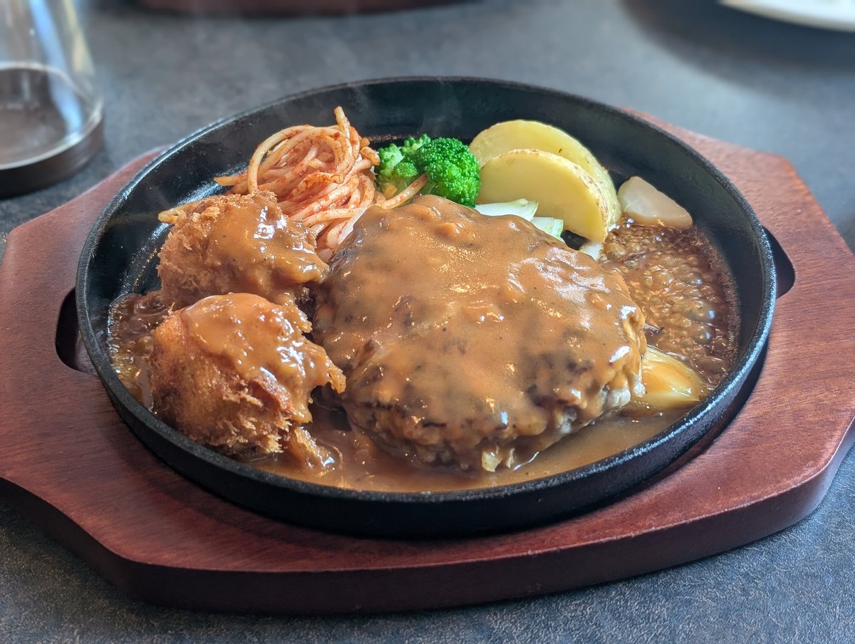tabinin11's tweet photo. ハンバーグ(と、たまに食べたくなるカニクリームコロッケ)
#PureDream https://t.co/zJHk1fJODK