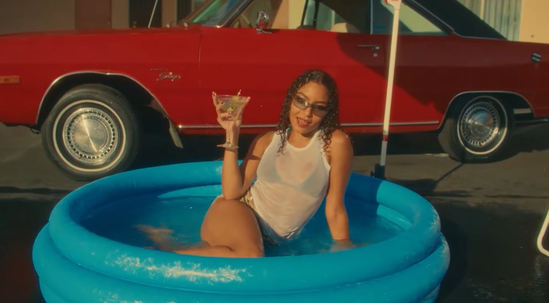 sboficial's tweet photo. QUE CALOR! Any Gabrielly no visualizer de SWEAT, seu primeiro single como cantora solo. 🥵

SWEAT OUT NOW: https://t.co/VP73ZxWTON