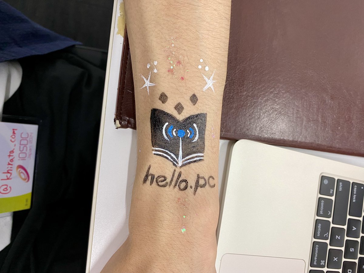 khirata_com's tweet photo. ペイントしてもらってウキウキ #iosdc #hellopc #iosdcpaint https://t.co/4t5Opq78mt