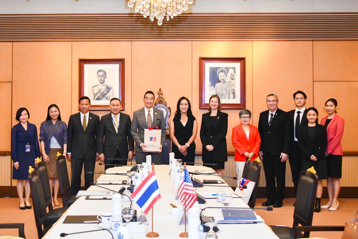 MFAThai's tweet image. รมว.กต. @AmbPoohMaris ต้อนรับและหารือกับคณะผู้แทนหอการค้าอเมริกันในประเทศไทย #AMCHAM ซึ่งนำโดยนางสาวอรกัญญา พิบูลธรรม ประธาน AMCHAM ถึงแนวทางความร่วมมือส่งเสริมการค้าการลงทุนและความเป็นหุ้นส่วนทางเศรษฐกิจระหว่างไทยกับสหรัฐฯ ที่ใกล้ชิดและอยู่บนฐานผลประโยชน์ร่วมกัน (๒๑ ส.ค. ๖๗)