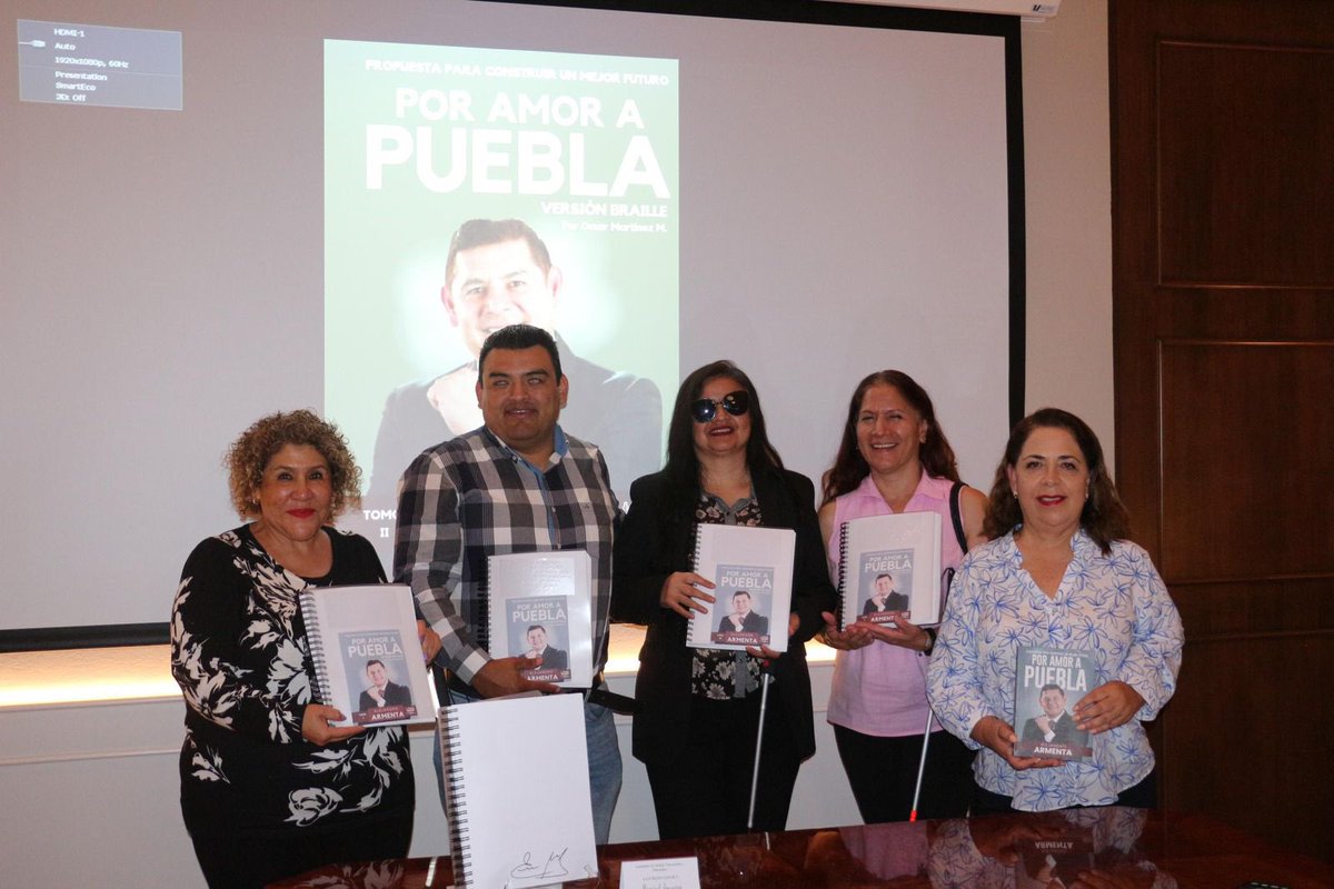 armentapuebla_'s tweet photo. ✅La entrega del libro #PorAmorAPuebla 👉🏼📖en Braille es una muestra de nuestro compromiso con un gobierno incluyente.

🤝Agradezco al “Colectivo de Inclusión” por el acercamiento con asociaciones y grupos sociales con los que trabajaremos para llevar la transformación a todas y todos.👊🏼❤️