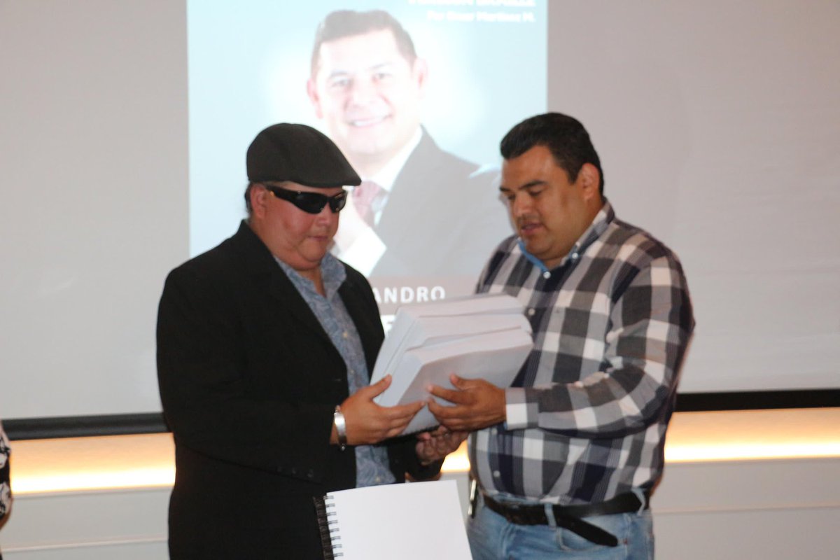 armentapuebla_'s tweet photo. ✅La entrega del libro #PorAmorAPuebla 👉🏼📖en Braille es una muestra de nuestro compromiso con un gobierno incluyente.

🤝Agradezco al “Colectivo de Inclusión” por el acercamiento con asociaciones y grupos sociales con los que trabajaremos para llevar la transformación a todas y todos.👊🏼❤️