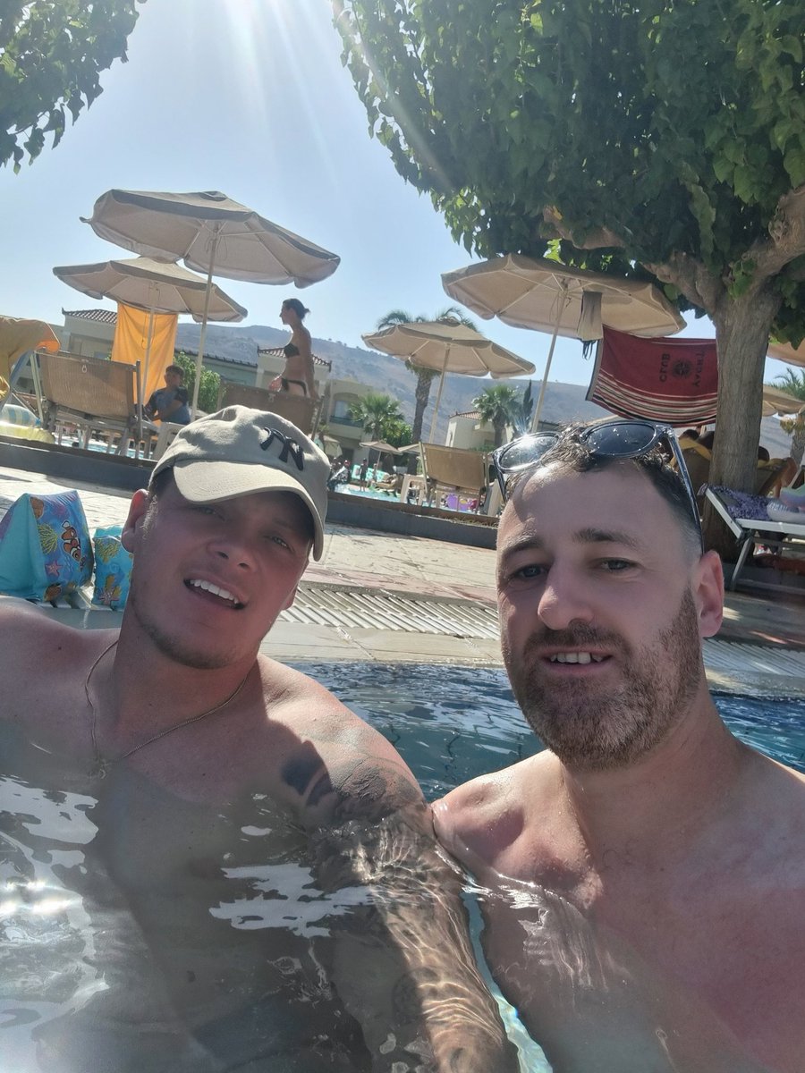 Shropflatpack's tweet photo. Enjoying my holidays in Greece and bump into the best bed and mattresses salesman TJ Mattresses 😂 😅
(We are very good friends attending a mates wedding) 

If you don't know about him already check out his page on Facebook. https://t.co/IE4Cba1aD1