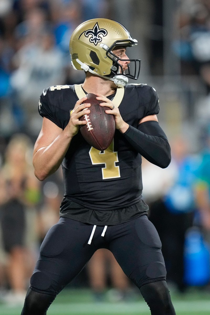 MLFootball's tweet photo. HISTORIC: #Saints QB Derek Carr needs just 1,451 more passing yards to pass Joe Montana &amp; Johnny Unitas for 22nd all-time in #NFL HISTORY with 40,552.

🤯

Carr has been very consistent, putting up massive passing our numbers every year. https://t.co/mGvX1I0puG