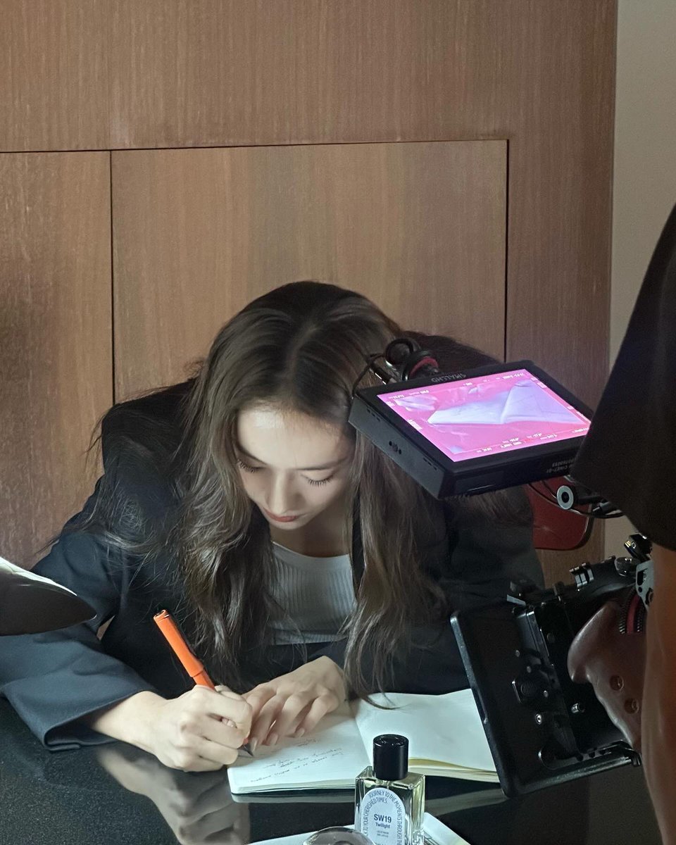 krystclass's tweet photo. [Krystal IG]

“✨” https://t.co/TcRFlLw5iY