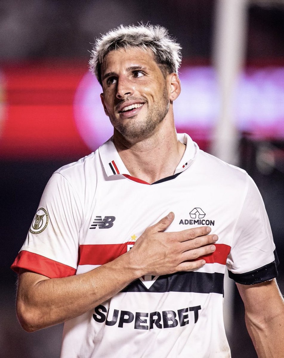 spfcestatistica's tweet photo. Jonathan Calleri em Libertadores pelo São Paulo:

⚔️ 18 jogos (16 titular) 
⚽️ 13 gols 

Gol e assistência hoje. 

TOCA NELE! https://t.co/hHzIXhFCU8
