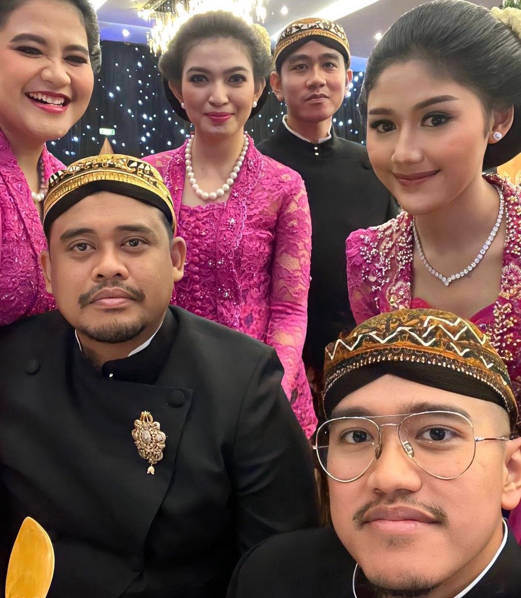 TungguinYa's tweet photo. .
.
Selamat Pagi Rakyat Jelantah ..
Mana suaranya yang katanya Demo-Demo
mao ngejegal Keluarga Kita ??

Wakakakak .. Demo aja Lu terus ..
Mau diculik-culikin Lo pada ??
Temen-temen Lo blom pada balik kan ??!!

Liat Kita dong .. Masi sumringah
Ketawain Jiwa Misqueen Lo pada
.
.
disklemer :
Foto gada hubungan sama Caption eaa ..
Foto ini mah Foto Kluarga Presiden Indonesia
yang dicintai Rakyatnya
.
.
🤮🤮🤮🤮🤮