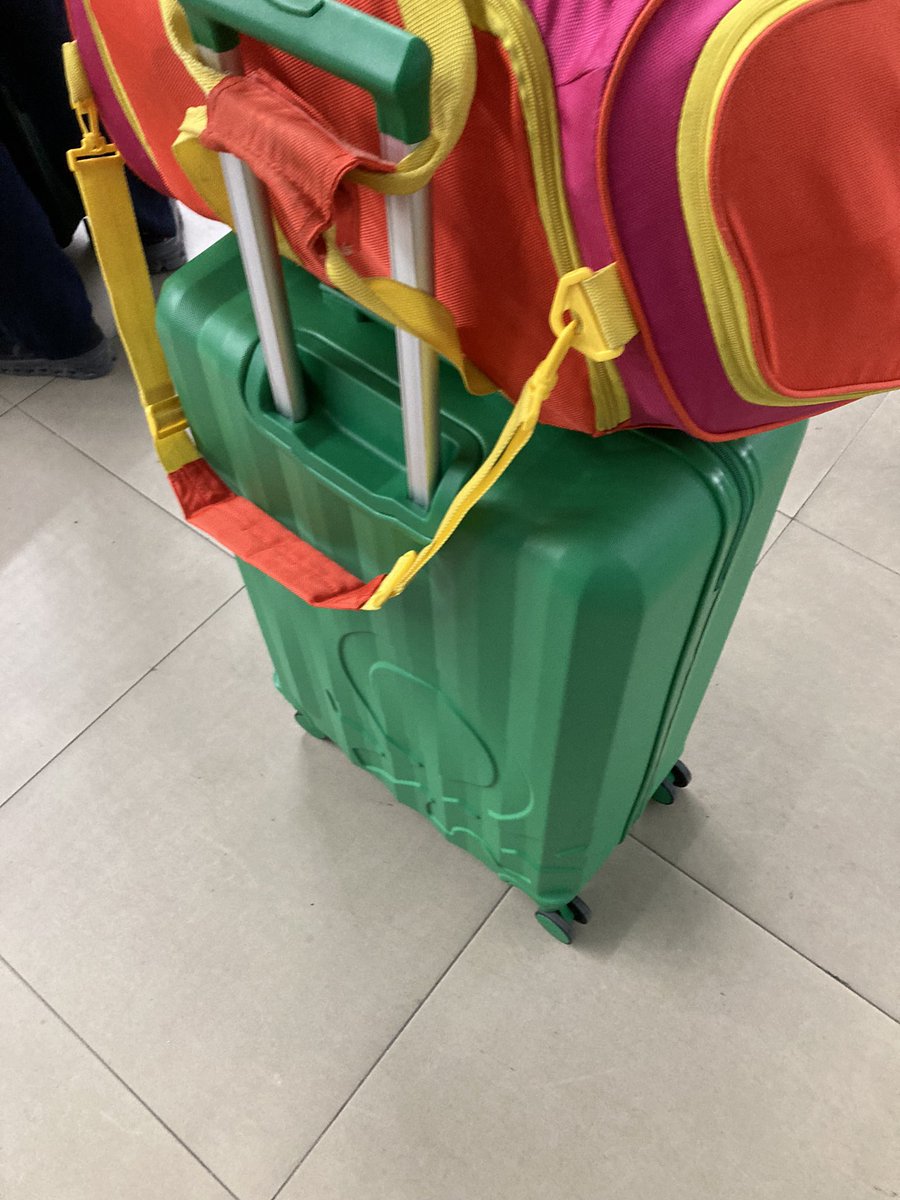 PedroCesarIII's tweet photo. Así le entregas maleta a @Aeromexico, y asi tela entregan ellos, y se hacen los 🦆 https://t.co/AzLie6PAAD