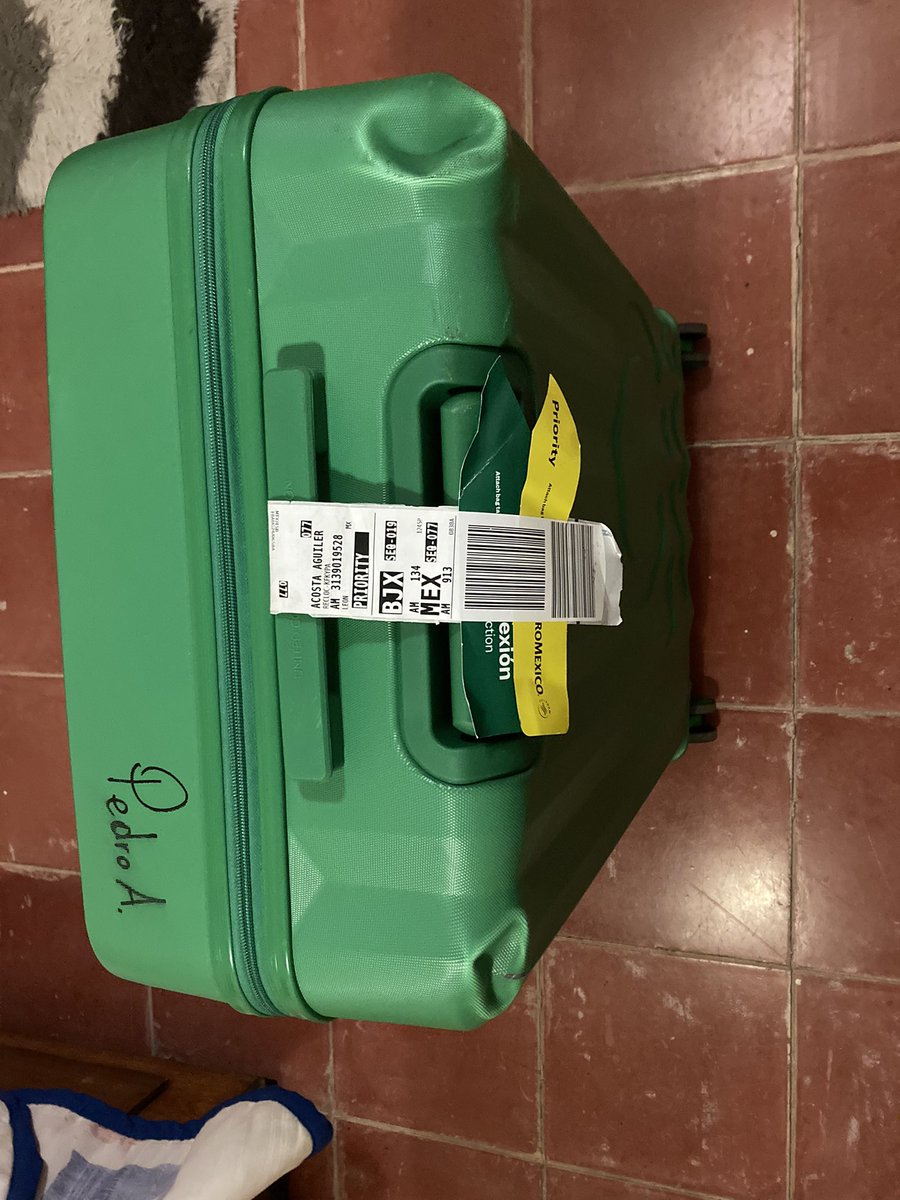 PedroCesarIII's tweet photo. Así le entregas maleta a @Aeromexico, y asi tela entregan ellos, y se hacen los 🦆 https://t.co/AzLie6PAAD