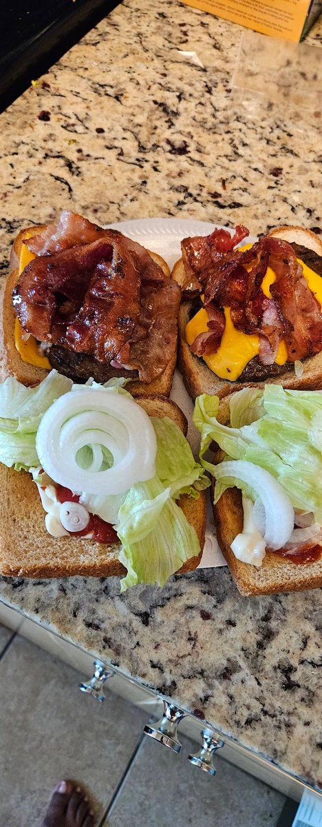 TheRealSoxChic's tweet photo. Toasted Hot Honey Bacon Cheeseburger well dressed. Omg 🔥 was so good. #CheeseBurger #SheCooks #SoxChic #DNCConvention2024 #Food https://t.co/mCAu5V2OC6