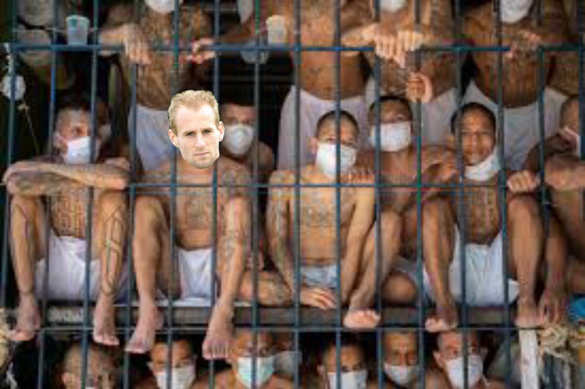 Net op bezoek geweest bij <a href="/Appeltjewater/">Appeltjewater026</a> in de gevangenis in El Salvador. Hij zal hier nog 4 dagen moeten uitzitten tot zijn vrijlating.  Verder maakt hij het hier goed en heeft hij zelfs nieuwe rekruten voor het vitessexleger. #vitesse #vitessexleger #Freeappeltje #Ganglife