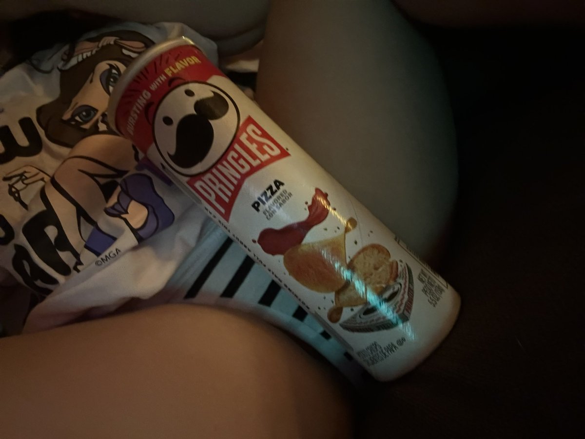 Violet_Rose22's tweet photo. Nothing like chilling with a can of Pringles in between your legs and watching a new episode of Big Brother 😎🤪 https://t.co/gyStteJ2AJ