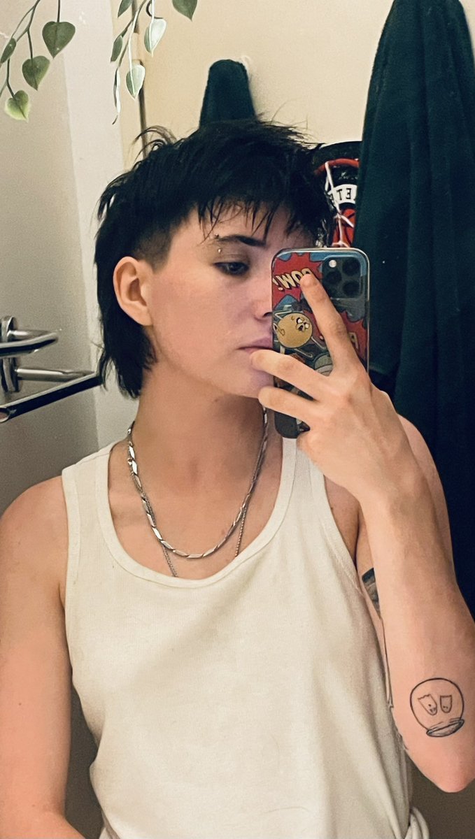 butchyknight's tweet image. How are we feeling about the new hair ? good enough for pretty girls to grip on , don’t you think?
#butch #wlw #lesbian