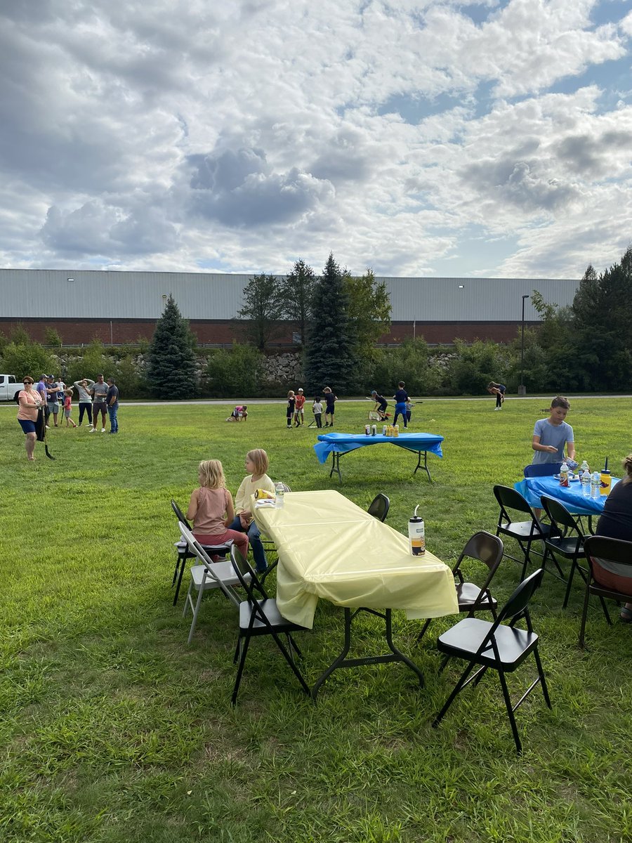 The youth teams capped off a successful first week of practice with a fun cookout to wish them good luck for the upcoming season 🍔