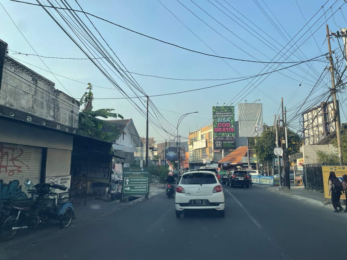 Banner dg peta akan sosialisasi perubahan arus lalin begini pemasangannya harusnya bukan di dekat tikungannya. 

Harusnya dr jauh sudah ada pemberitahuannya juga dan lebih besar ukurannya. 

Ya cuman saran saja <a href="/dishub_mlgkota/">Dishub Malang Kota</a> 

Coba Anda sendiri melintas dan mencoba membacanya.