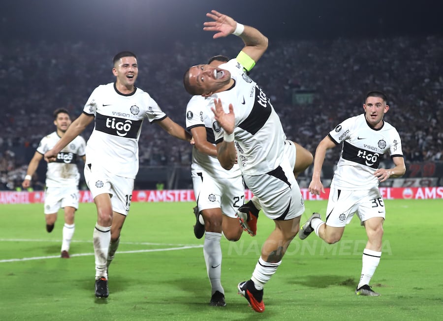 franjeado's tweet photo. Seguimos celebrando este triunfo histórico.

Gracias a esta clasificación a Cuartos, Olimpia superó a Nacional en el ranking (empatamos en puntos) y sigue en carrera por el último cupo al Mundial de Clubes. https://t.co/S0Q94sRfJ9